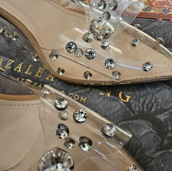 AZALEA WANG - Picture 4 of 7